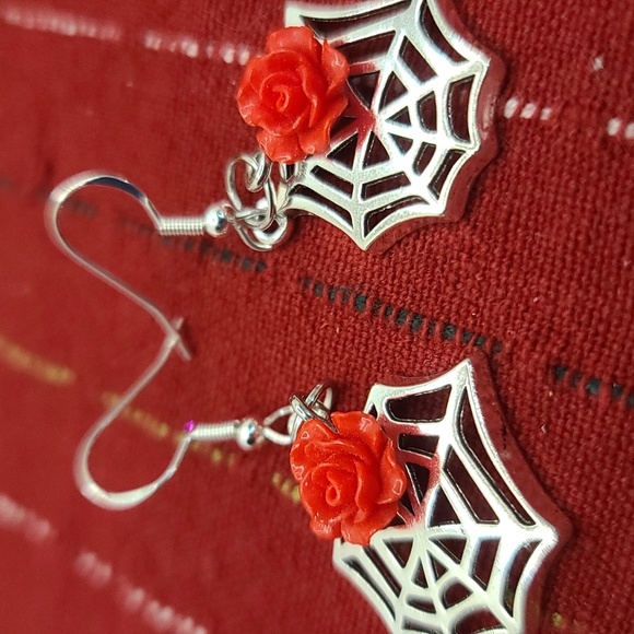 Cobweb & Rose Dangle Earrings NWT - Picture 2 of 4